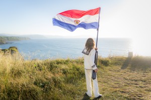 Karlitos con la Bandera Paraguaya     