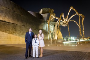 Sesión de Karlitos y familia en el Guggenheim de noche     
