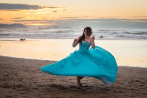 Liz jugando en la playa    